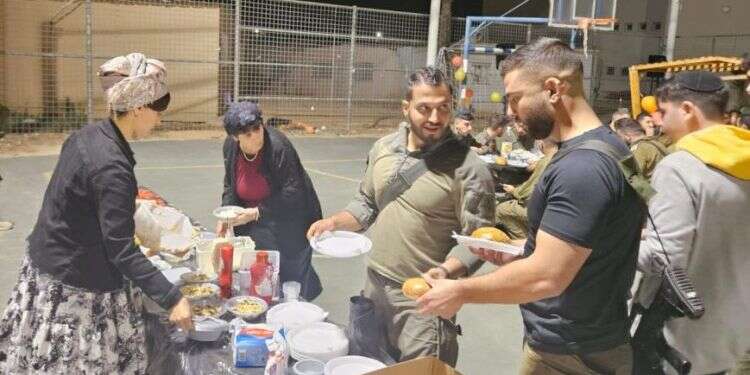 אירוח חיילים בשכונה. צילום: באדיבות המצלם סגן מנהל בי"ס גויס למילואים – ואירח עשרות חיילים בביתו הריק