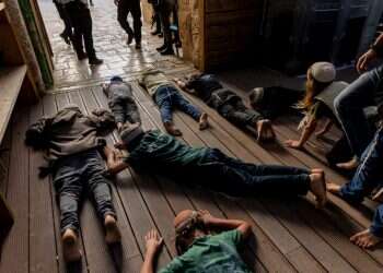 בתערוכת הצילומים היוקרתית: נערי גבעות משתחווים בשער הר הבית