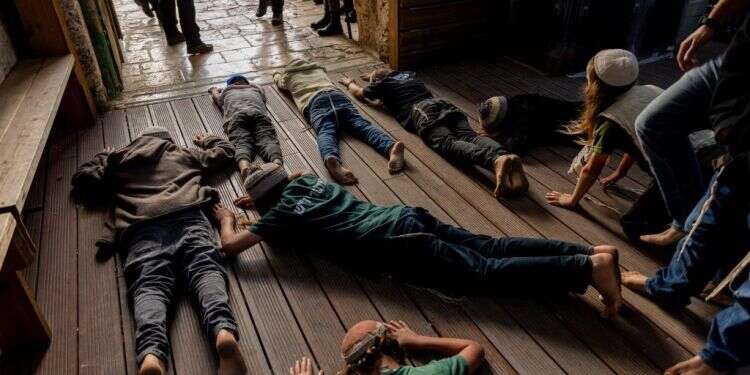 הר הבית - עדות מקומית. צילום: נעמה שטרן בתערוכת הצילומים היוקרתית: נערי גבעות משתחווים בשער הר הבית