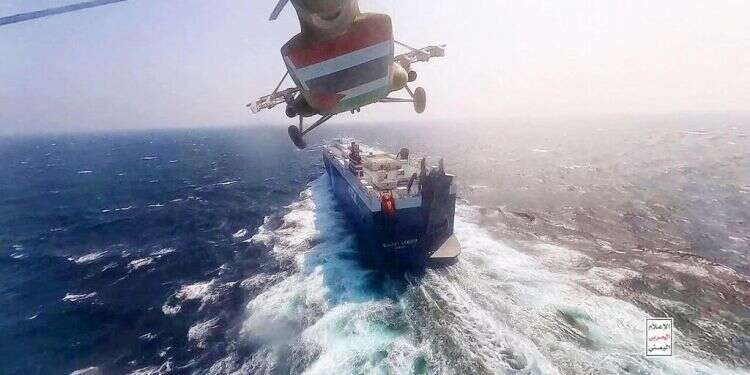 השתלטות כוחות חות'יים על האונייה גלאקסי לידר, שנמצאת בבעלות של איש העסקים רמי אונגר (צילום: Houthi Military Media/Handout via REUTERS) השתלטות החות'ים על נתיבי הסחר: "כל ספינה הפונה לעבר ישראל – מטרה לגיטימית"