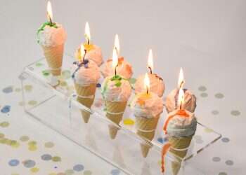 חנוכיית גלידה ושרשרת בצורת ישראל: שמונה מתנות לחנוכה כחול לבן