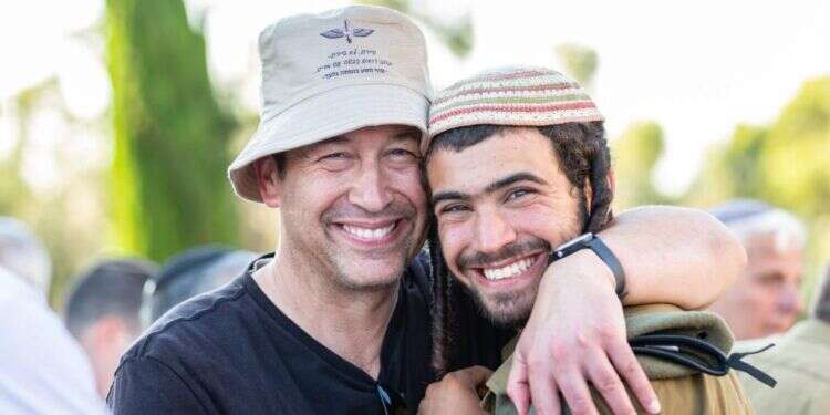 יעקב ניצן עם בנו, סמ "אנחנו לא גנרלים אלא הורים מרוסקים, אבל יודעים שמוכרחים להגיע לניצחון"