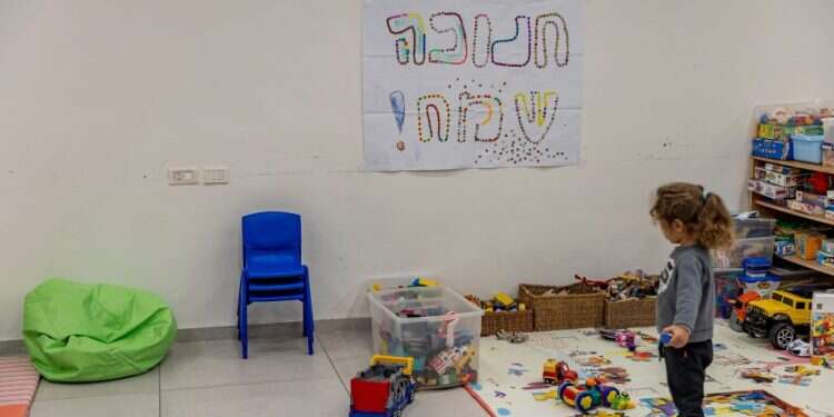 מפונים בבתי מלון, אילוסטרציה. צילום: נעמה שטרן הזמן עובר: הצפיפות במלונות מעמידה אתגרים בפני המפונים