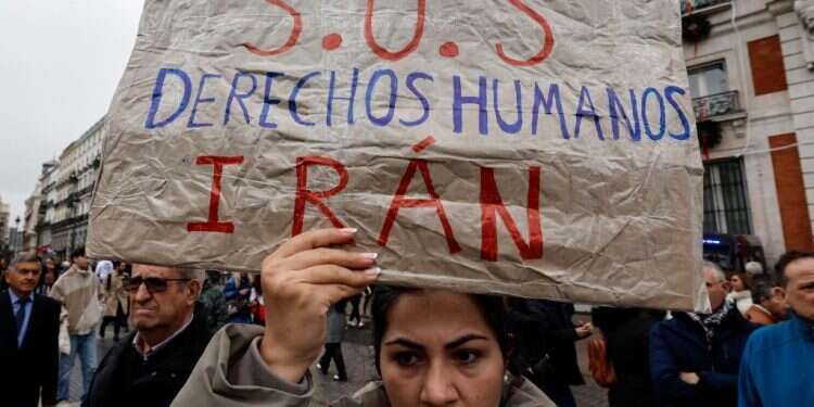 איראן הוציאה להורג "כלה קטינה" שרצחה את בעלה