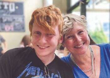 איריס חיים עם בנה יותם הי "אני חייבת לדבר עם החייל שירה בבן שלי, שלא יעשה לעצמו משהו חלילה"