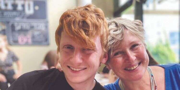 איריס חיים עם בנה יותם הי "אני חייבת לדבר עם החייל שירה בבן שלי, שלא יעשה לעצמו משהו חלילה"