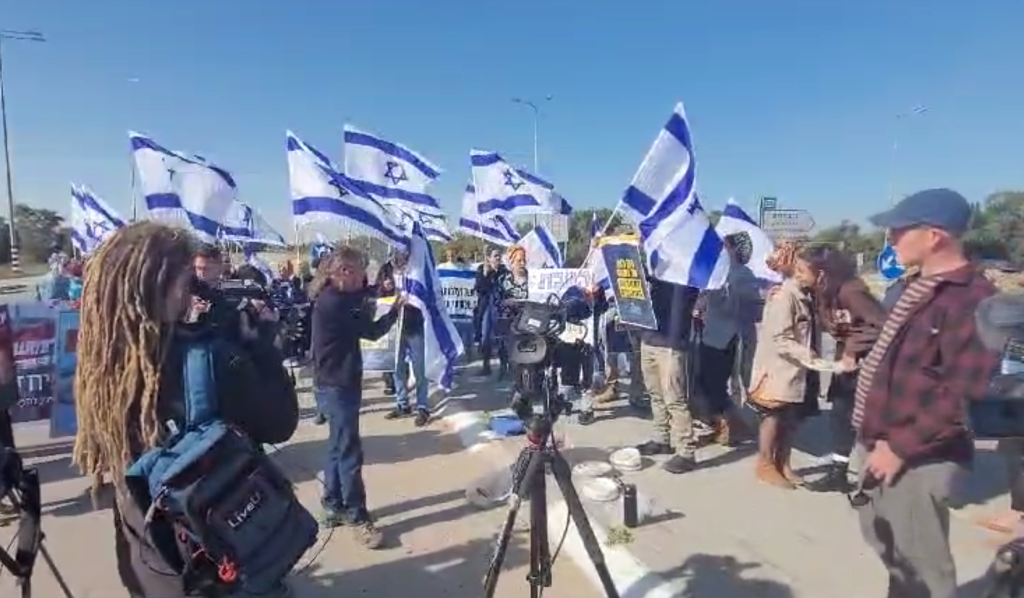 המפגינים שחוסמים ברגעים אלה את מעבר כרם שלום המפגינים שחוסמים ברגעים אלה את מעבר כרם שלום
