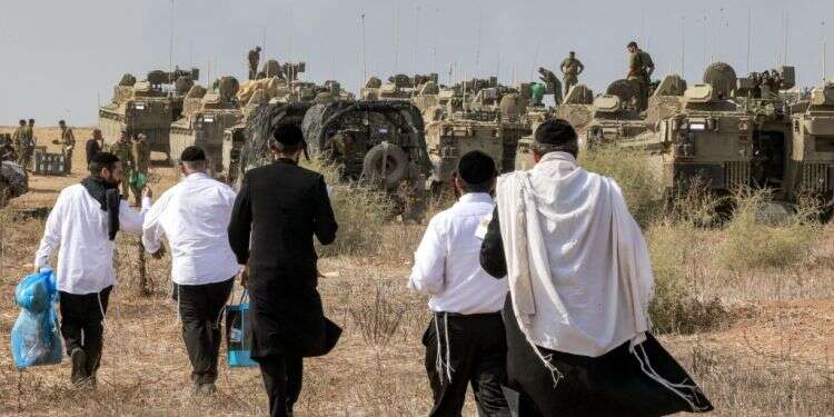 חומת הניכור החרדי כלפי הצבא נסדקת. גבול רצועת עזה, אוקטובר 2023 צילום: איי.אף.פי חומת הניכור החרדי כלפי הצבא נסדקת. גבול רצועת עזה, אוקטובר 2023 צילום: איי.אף.פי