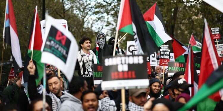 האידיאולוגיה הניאו־מרקסיסטית נוכחת גם בשמאל הבריטי. הפגנה נגד ישראל בלונדון, אוקטובר 2023. צילום: איי.אף.פי