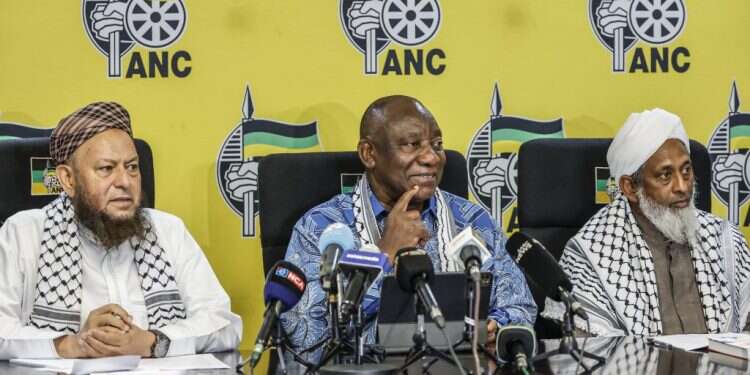 רמפוזה (במרכז) במסיבת עיתונאים עם ידידי פלסטין בדרא רמפוזה (במרכז) במסיבת עיתונאים עם ידידי פלסטין בדרא"פ. צילום: איי.אף.פי