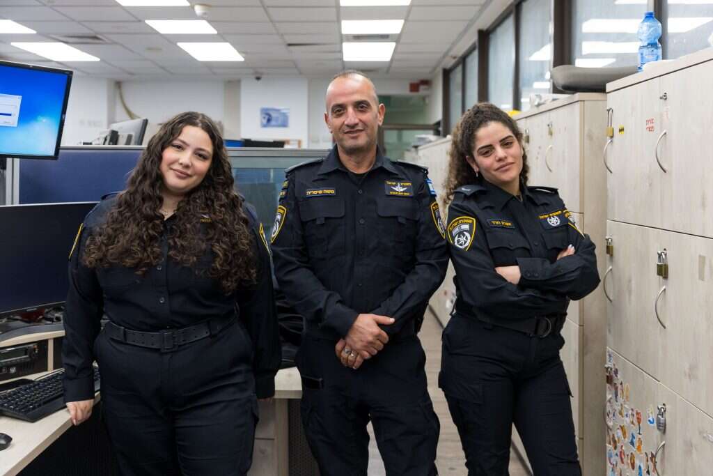 סנ"צ משה שטרית, מפקד המשל"ט במחוז דרום, ולצידו אפרת וגאיה, מוקדניות ומשגרות ניידות