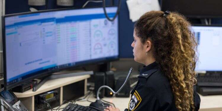 מרכז השליטה (משל"ט) במחוז דרום. צילום: לירון מולדובן