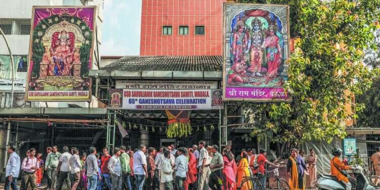 תפילה במקום המקדש לאחר פרסום פסק הדין. צילום: AFP בית המשפט הכריע: "על חורבות המסגד ייחנך מקדש"