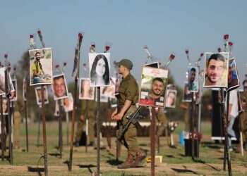 זיכרון בלתי נמנע. חיילים מסיירים במיצג הזיכרון ברעים. צילום: אי. פי. איי