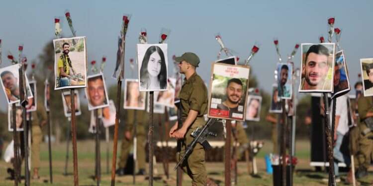 זיכרון בלתי נמנע. חיילים מסיירים במיצג הזיכרון ברעים. צילום: אי. פי. איי זיכרון בלתי נמנע. חיילים מסיירים במיצג הזיכרון ברעים. צילום: אי. פי. איי