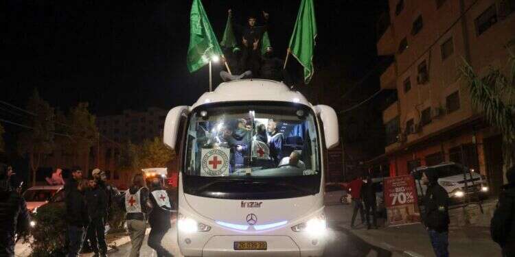 אוטובוס של הצלב האדום עם דגלי חמאס, שבו מחבלים ששוחררו מהכלא הישראלי במסגרת עסקת החטופים הראשונה. צילום: EPA מחבלי חמאס הצלב האדום