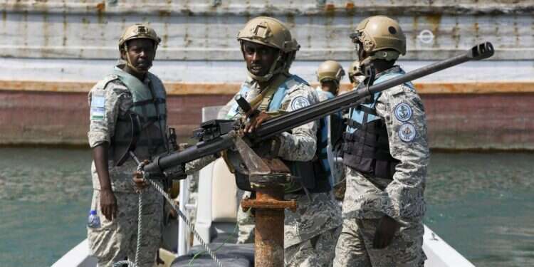 כוחות שיטור סומליים שהוצבו למנוע שוד ים. צילום: EPA כוחות שיטור סומליים שהוצבו למנוע שוד ים