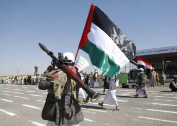 החות'ים מניפים את דגל אש"ף בתימן