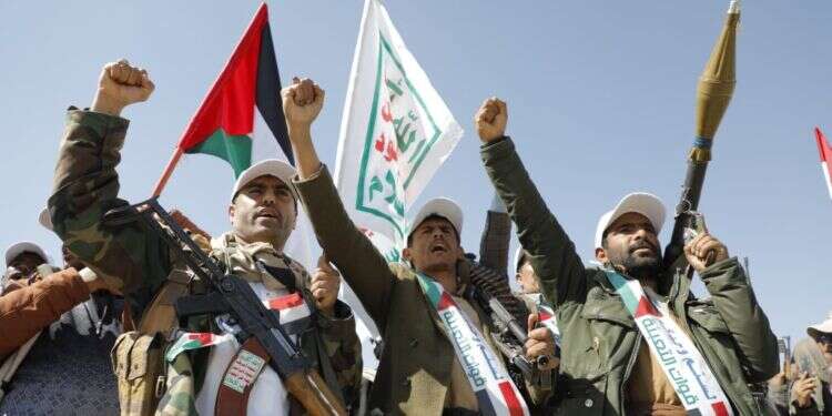 החות'ים מניפים את דגל אש החות'ים מניפים את דגל אש"ף וכלי נשק בתימן. צילום: EPA