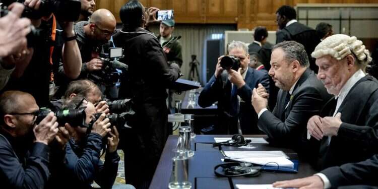 נציגי מדינת ישראל בבית הדין בהאג, בשבוע שעבר. יושבים (מימין): מלקולם שואו, טל בקר. צילום: אי.פי.איי