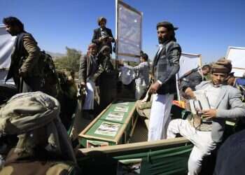 לוחמים חות'ים מלווים ארון קבורה אחרי תקיפה אמריקנית בתימן