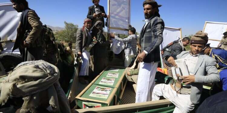 לוחמים חות'ים מלווים ארון קבורה אחרי תקיפה אמריקנית בתימן. צילום: EPA לוחמים חות'ים מלווים ארון קבורה אחרי תקיפה אמריקנית בתימן