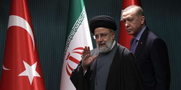 נשיא טורקיה רג'פ טאיפ ארדואן נפגש עם נשיא איראן איברהים ראיסי. צילום: EPA נשיא טורקיה רג'פ טאיפ ארדואן נפגש עם נשיא איראן איברהים ראיסי