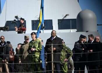 ניטרליות מלווה בצבא עוצמתי. הרמטכ"ל השוודי יחד עם מזכיר ההגנה האמריקני בשוטקהולם