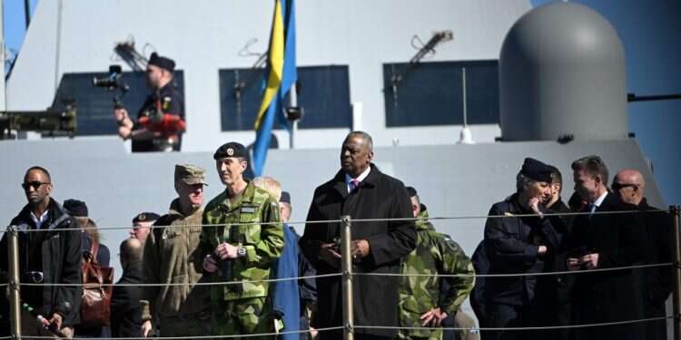 ניטרליות מלווה בצבא עוצמתי. הרמטכ ניטרליות מלווה בצבא עוצמתי. הרמטכ"ל השוודי יחד עם מזכיר ההגנה האמריקני בשוטקהולם