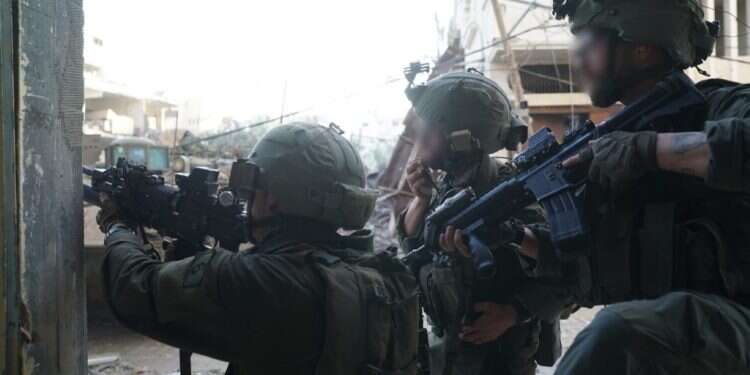 תיעוד מפעילות כוחות צה תיעוד מחאן יונס: מחבלים חוסלו מהאוויר בהכוונת כוחות קומדנו