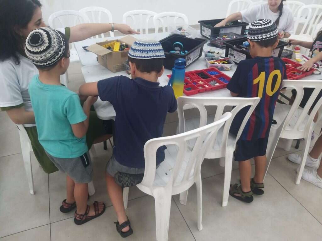 שיעור רובוטיקה לילדי העוטף וקריית־שמונה ב'משיב הרוח התרבות הדתית המשותפת אפשרה את החיבור. שיעור רובוטיקה לילדי העוטף וקריית־שמונה ב'משיב הרוח"