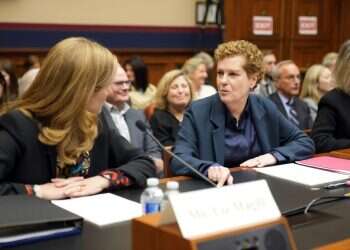 נאדל בעת השימוע בקונגרס (משוחחת עם נשיאת אוניברסיטת פנסילבניה לשעבר, אליזבת מגיל). צילום: רויטרס