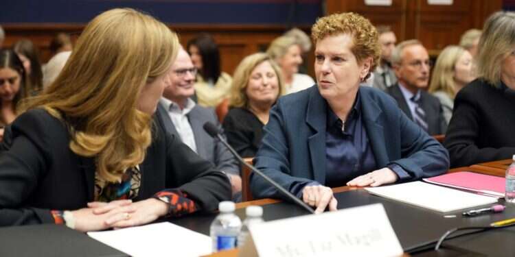 נאדל בעת השימוע בקונגרס (משוחחת עם נשיאת אוניברסיטת פנסילבניה לשעבר, אליזבת מגיל). צילום: רויטרס