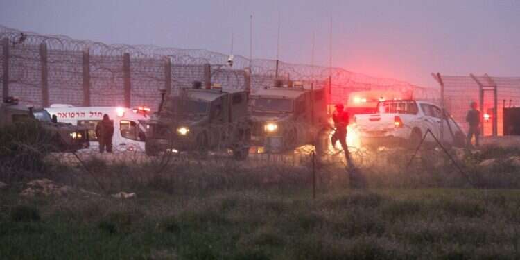 כוחות ביטחון והצלה בחילוץ הנפגעים מהאסון באל־מע'אזי, ביום שני. צילום: רויטרס כוחות ביטחון והצלה בחילוץ הנפגעים מהאסון באל־מע'אזי, ביום שני. צילום: רויטרס