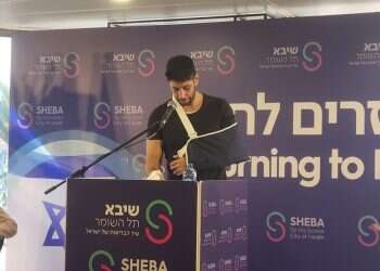 עידן עמדי במסיבת עיתונאים, לאחר שנפצע בלחימה ברצועת עזה. צילום: שיראל דילר