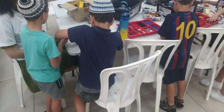 שיעור רובוטיקה לילדי העוטף וקריית־שמונה ב'משיב הרוח התרבות הדתית המשותפת אפשרה את החיבור. שיעור רובוטיקה לילדי העוטף וקריית־שמונה ב'משיב הרוח"
