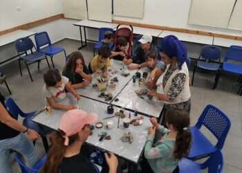 "תפקיד בית הספר הוא ללמד תלמידים, לא להנציחם". פעילות לתלמידים מפונים בישיבת בנ"ע אורות יהודה. צילום: דוברות יב"ע