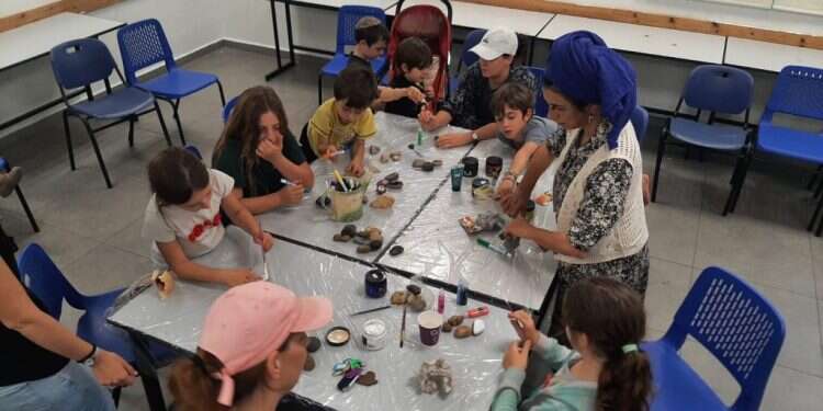 "תפקיד בית הספר הוא ללמד תלמידים, לא להנציחם". פעילות לתלמידים מפונים בישיבת בנ"ע אורות יהודה. צילום: דוברות יב"ע