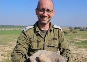 רס שני קצינים באוגדת עזה, ארכיאולוג ורב, מצאו כלי קדום בשטח העוטף