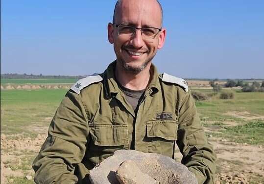 שני קצינים באוגדת עזה, ארכיאולוג ורב, מצאו כלי קדום בשטח העוטף