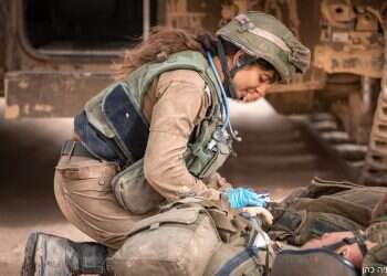 מלאכיות במדים: הפרמדיקיות שלוחמות בתוך עזה