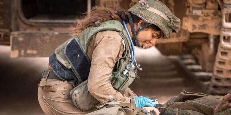 נגה אילוז. צילום: דובר צה מלאכיות במדים: הפרמדיקיות שלוחמות בתוך עזה