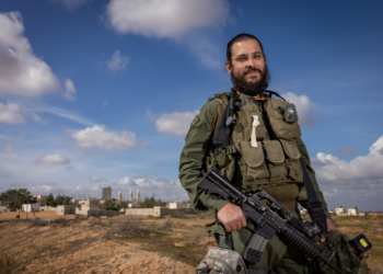 "בעבר הייתה לי התלבטות קשה אם להגיע הביתה במדים. מאז 7 באוקטובר זה השתנה"