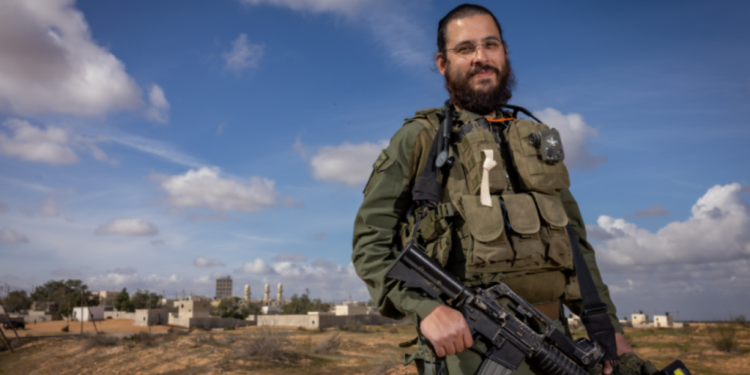 "בעבר הייתה לי התלבטות קשה אם להגיע הביתה במדים. מאז 7 באוקטובר זה השתנה"