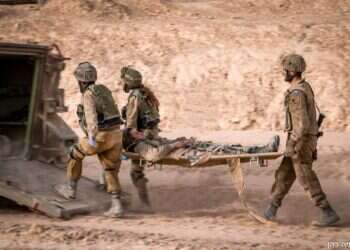 מלאכיות במדים: הפרמדיקיות שלוחמות בתוך עזה