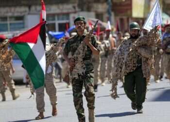 החות'ים בתימן מניפים את דגלי אש"ף במצעד הזדהות עם תושבי עזה. צילום: AFP