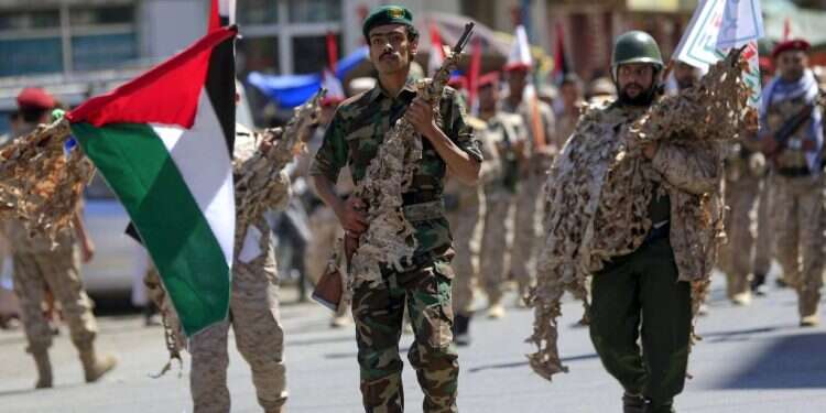 החות'ים בתימן מניפים את דגלי אש"ף במצעד הזדהות עם תושבי עזה. צילום: AFP