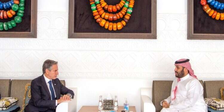 מזכיר המדינה האמריקני ויורש העצר הסעודי, שבוע אחרי מתקפת 7 באוקטובר. צילום: איי.אף.פי מזכיר המדינה האמריקני ויורש העצר הסעודי, שבוע אחרי מתקפת 7 באוקטובר. צילום: איי.אף.פי