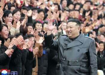 מנהיג צפון קוריאה קים ג'ונג און פוגש את ההמונים בפיונגיאנג
