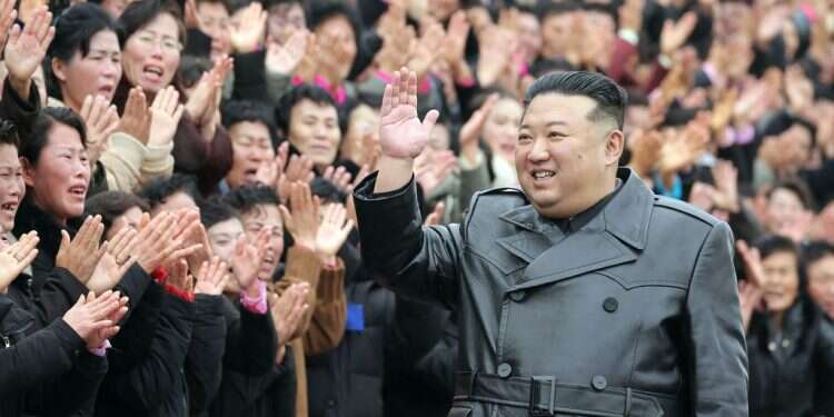 מנהיג צפון קוריאה קים ג'ונג און פוגש את ההמונים בפיונגיאנג. צילום: AFP מנהיג צפון קוריאה קים ג'ונג און פוגש את ההמונים בפיונגיאנג